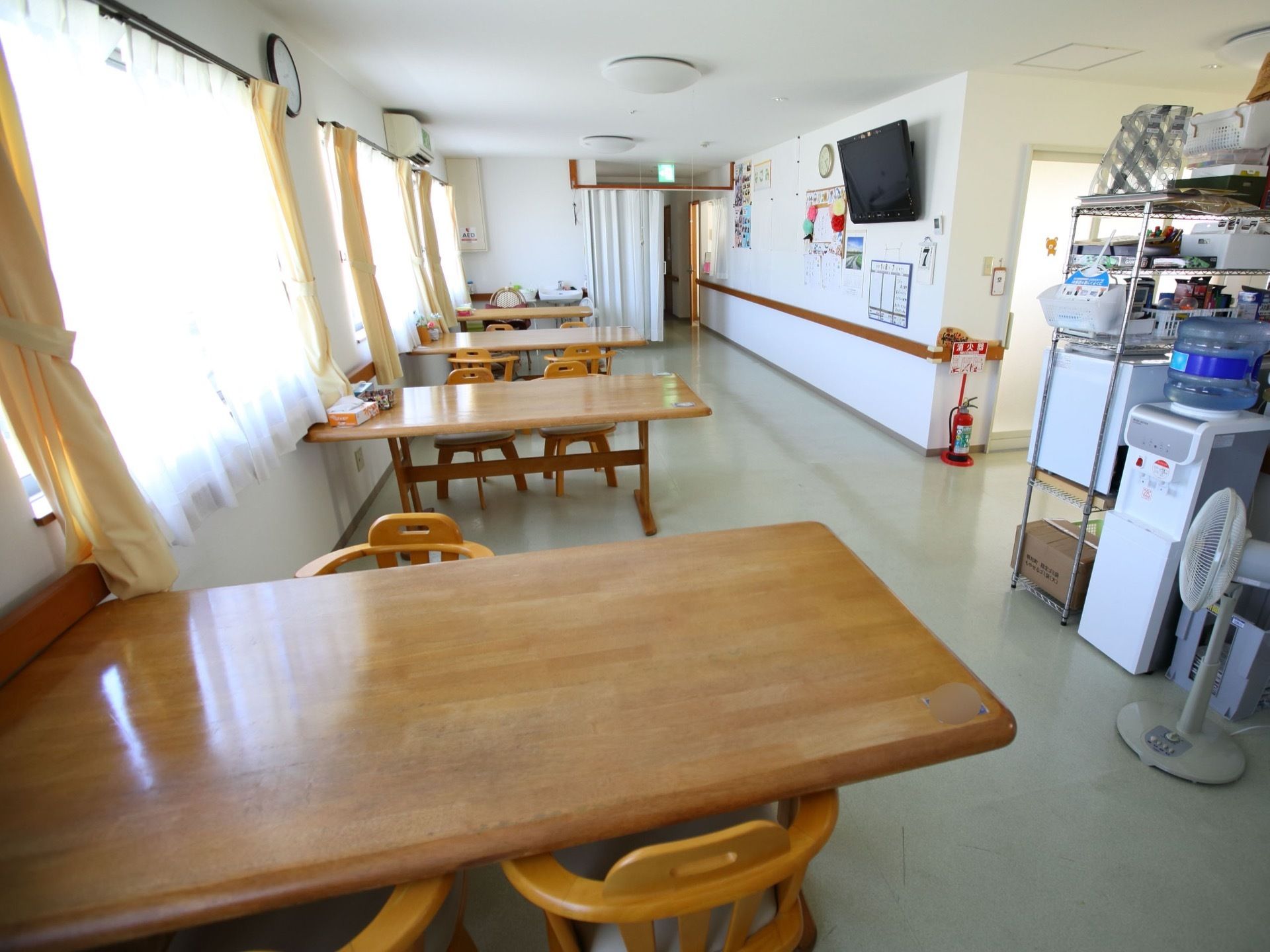 縦に長い明るい食堂である。４人掛けのダイニングテーブルセットが窓際に並んでいる。液晶テレビやウォーターサーバーが完備されている。
