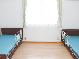 二つベッドが並んでいる居室の様子。施設で利用している相部屋の写真