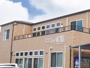 敷地内に駐車場設備がある施設。洋風の外観デザインの施設の建物が写っている様子