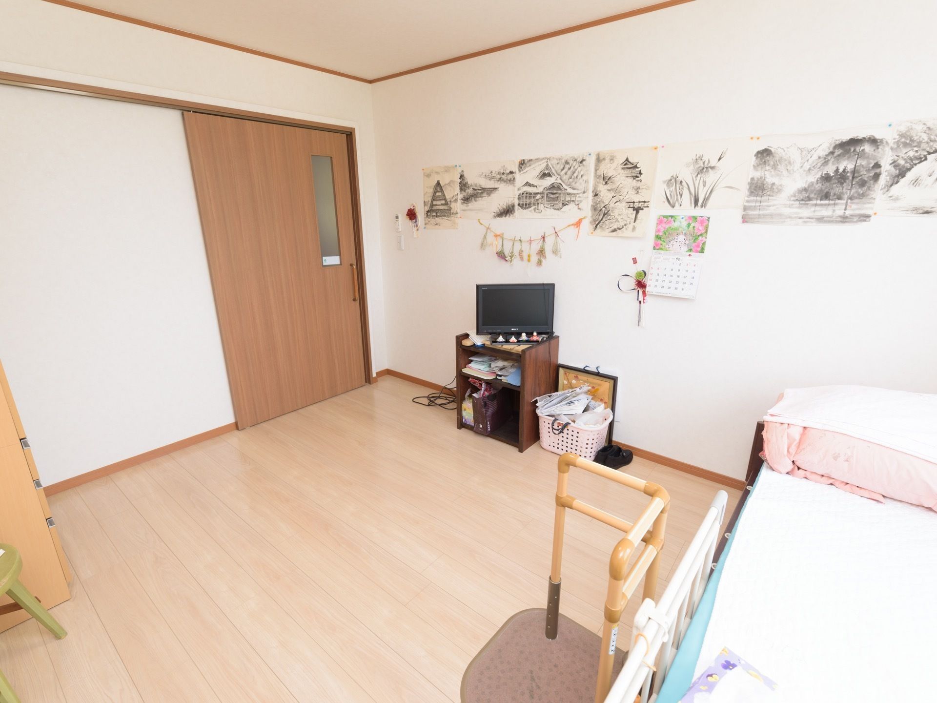 居室は一人でもゆったり過ごせるワンルームとなっている。介護ベッドが完備されており、愛用家具など持ち込むこともできる。