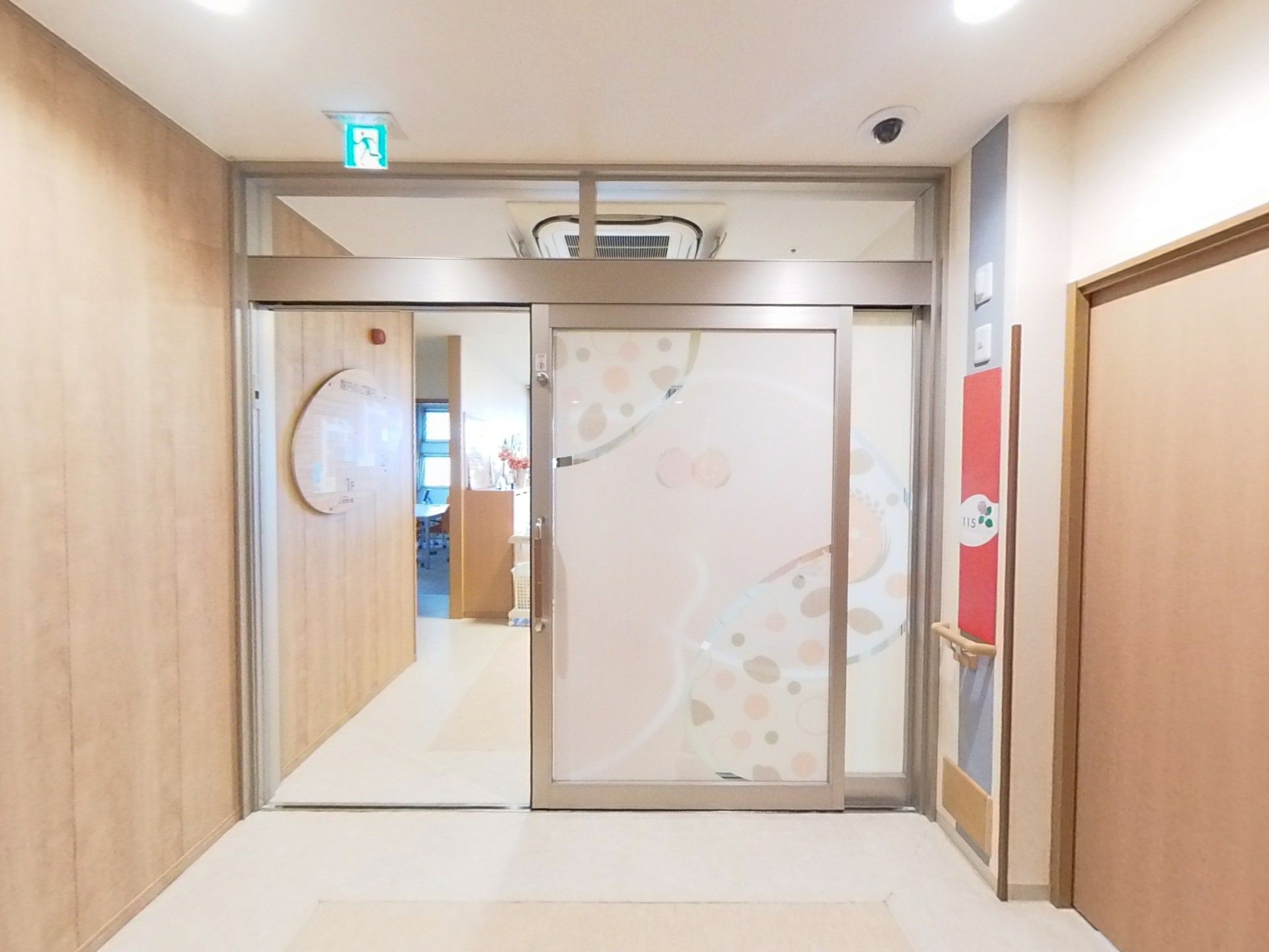 広い出入口の廊下