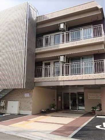 入り口まで段差がなく、フラットな造りの施設外観