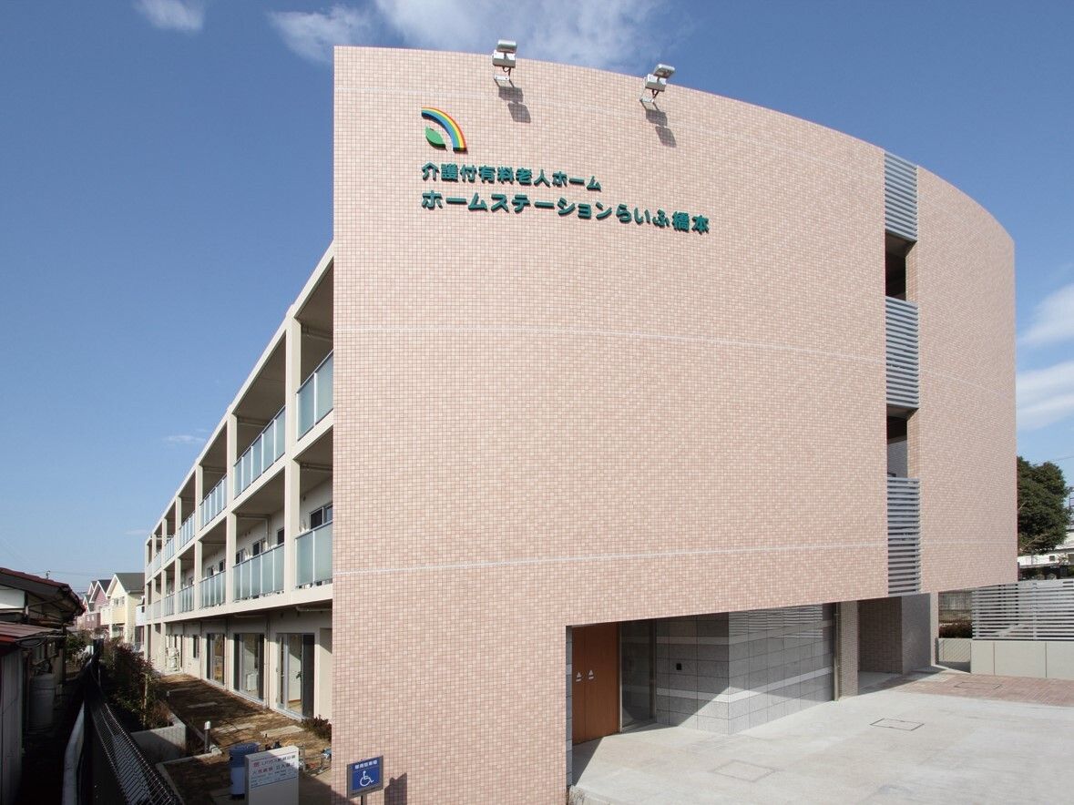 横長の３階建てである。２階、３階には複数の部屋があり、それぞれベランダが見えている。