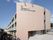横長の３階建てである。２階、３階には複数の部屋があり、それぞれベランダが見えている。