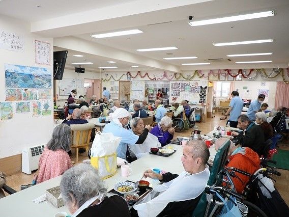 デイサービスでみんなが集まりレクリエーションやイベントを楽しんでいる様子