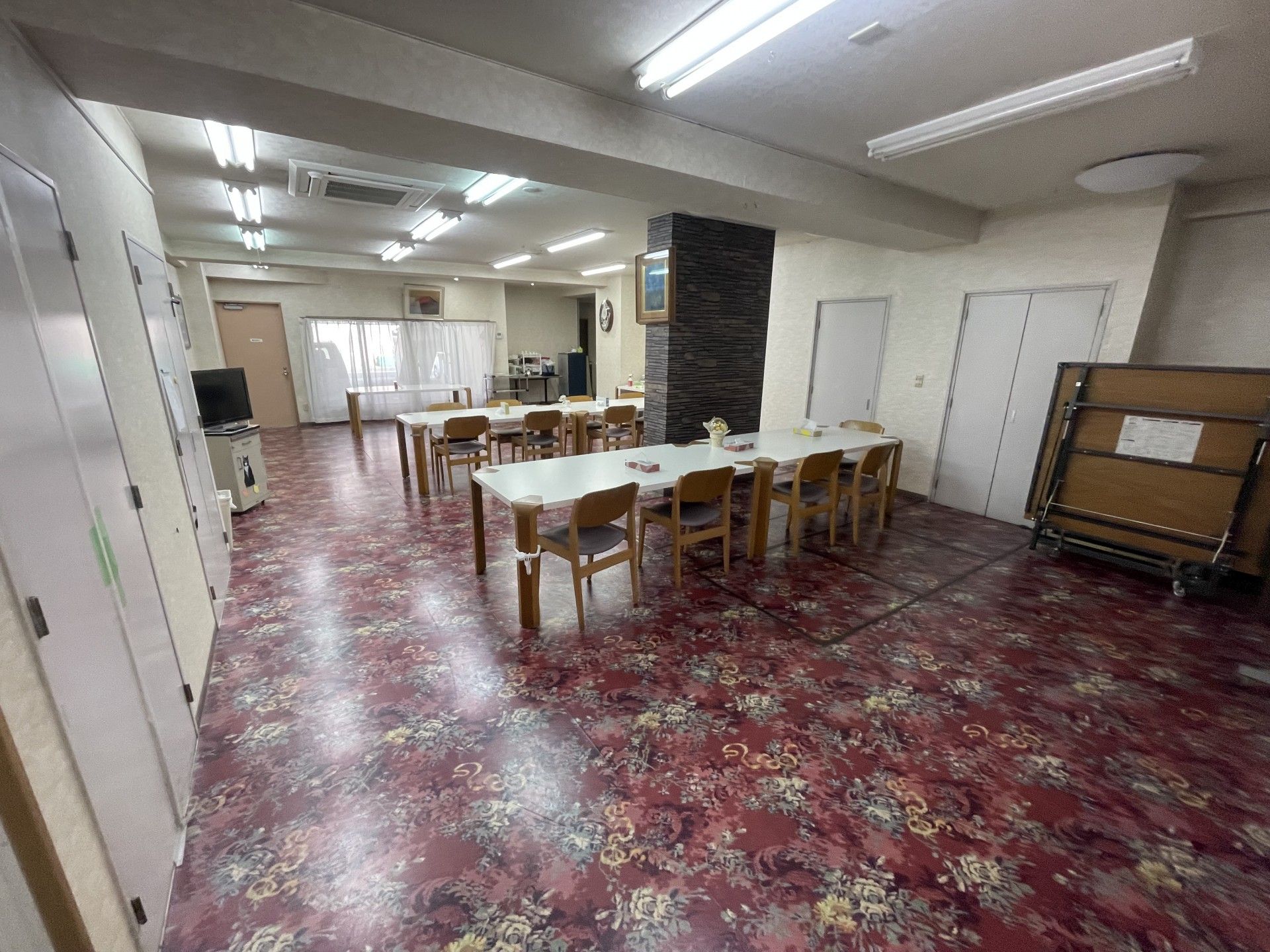 広々とした共有ダイニング