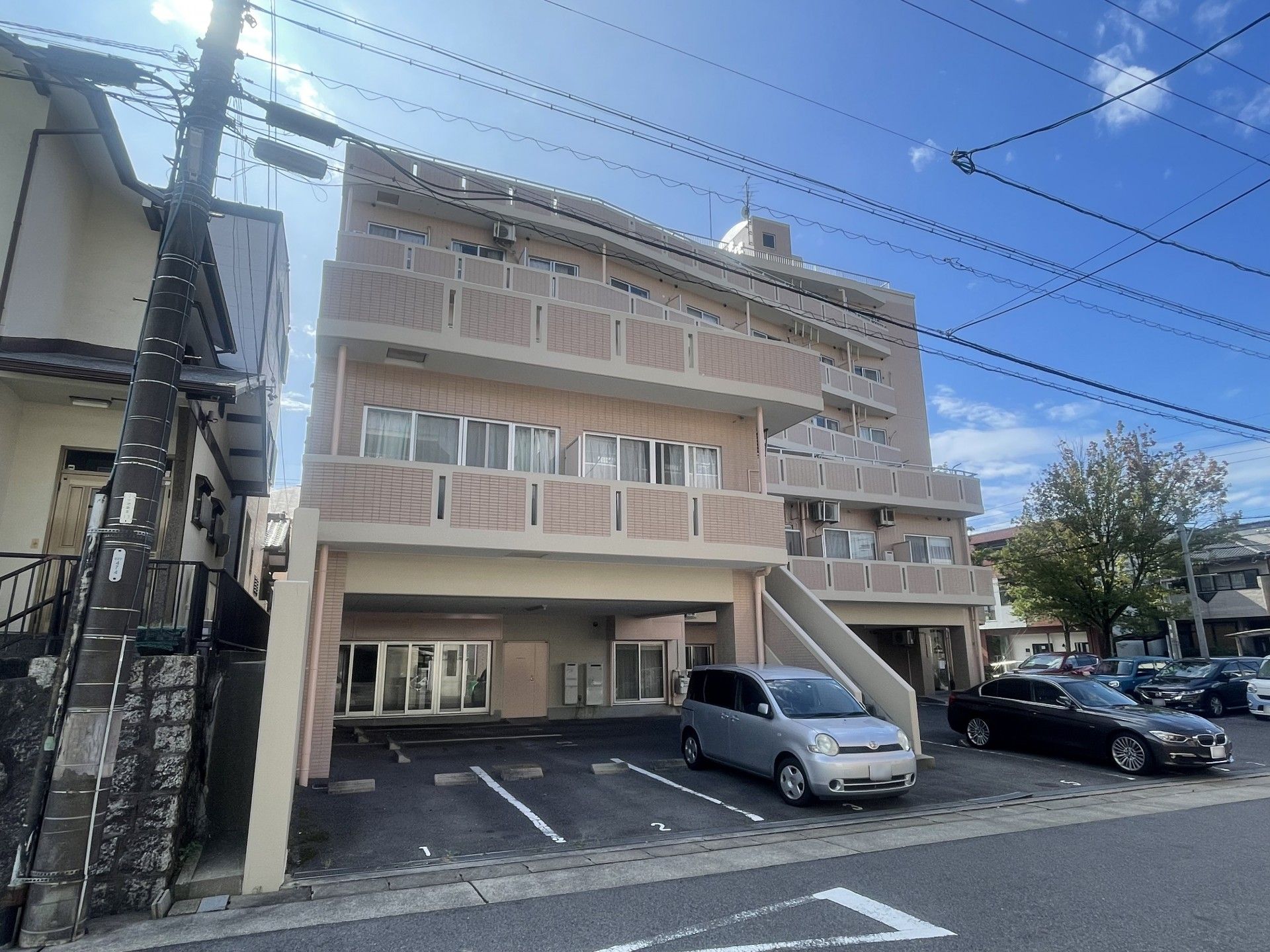 多階層の建物外観