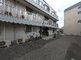 静かな住宅街の建物外観