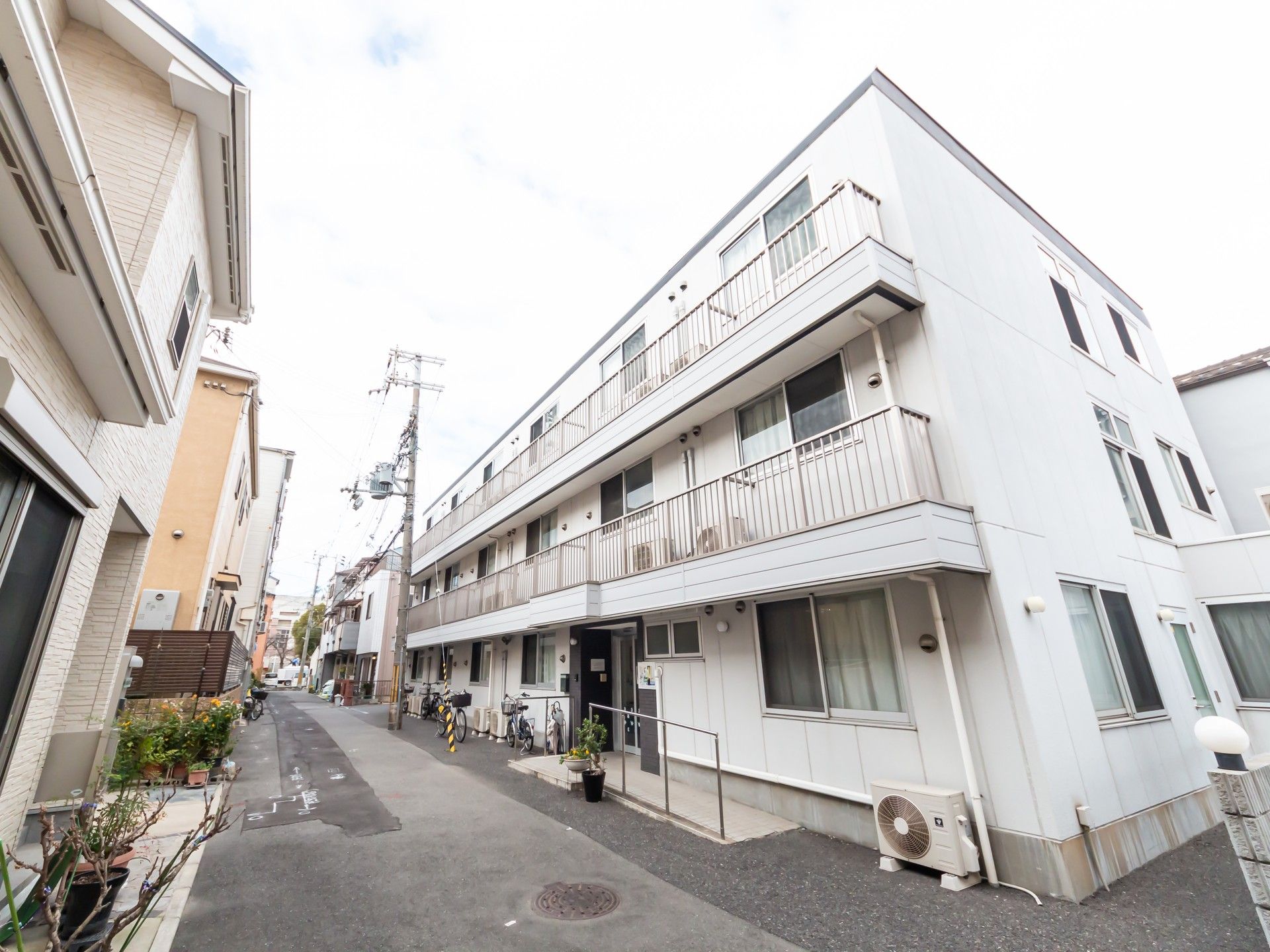 静かな住宅街の建物