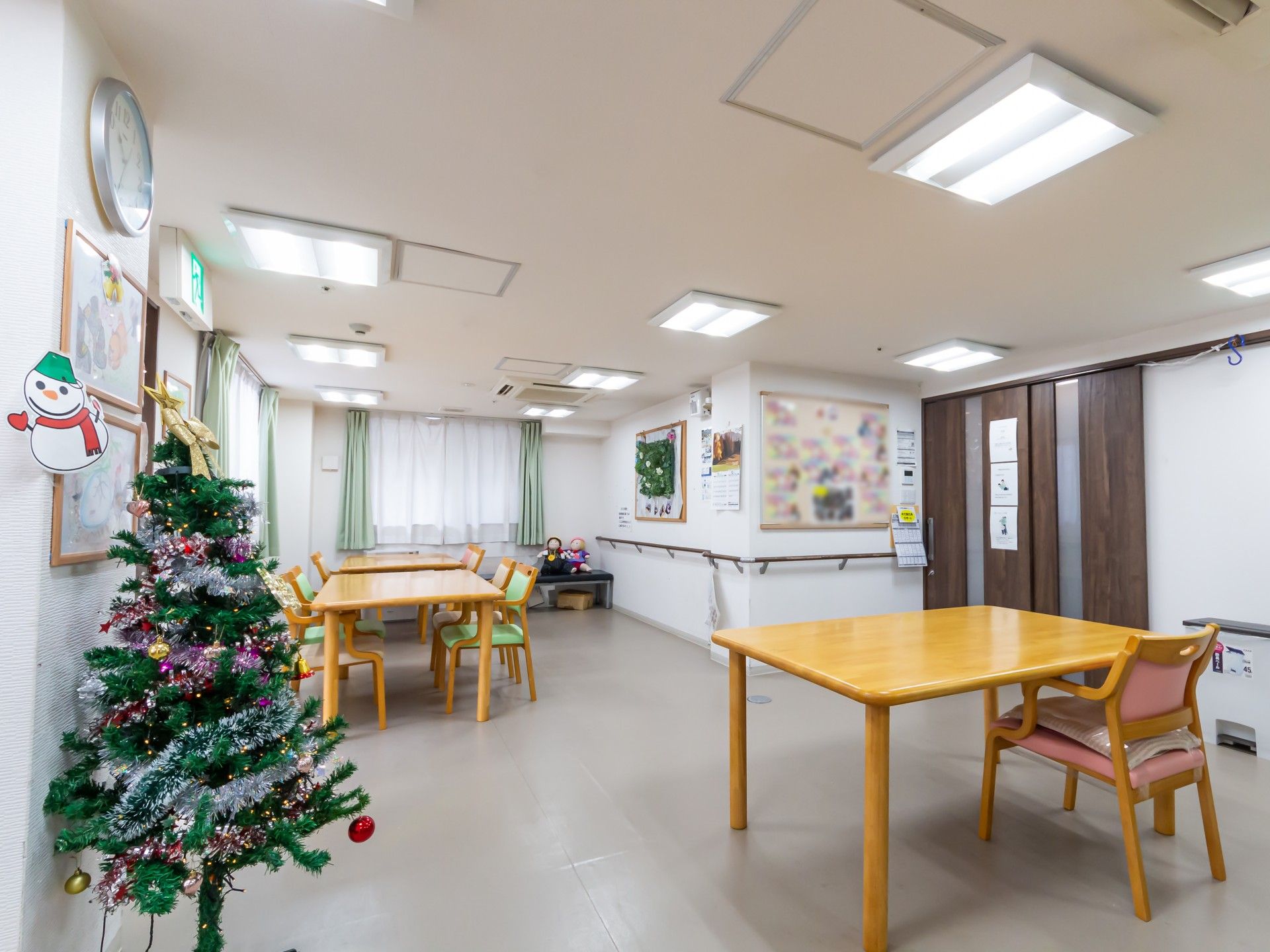 クリスマス飾りのある共有スペース