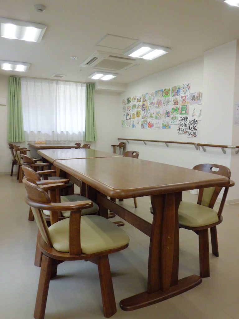 広々とした食堂のテーブルと椅子