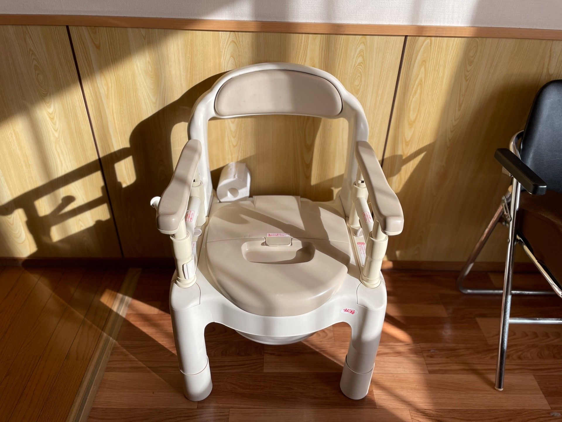 便利な椅子のある部屋