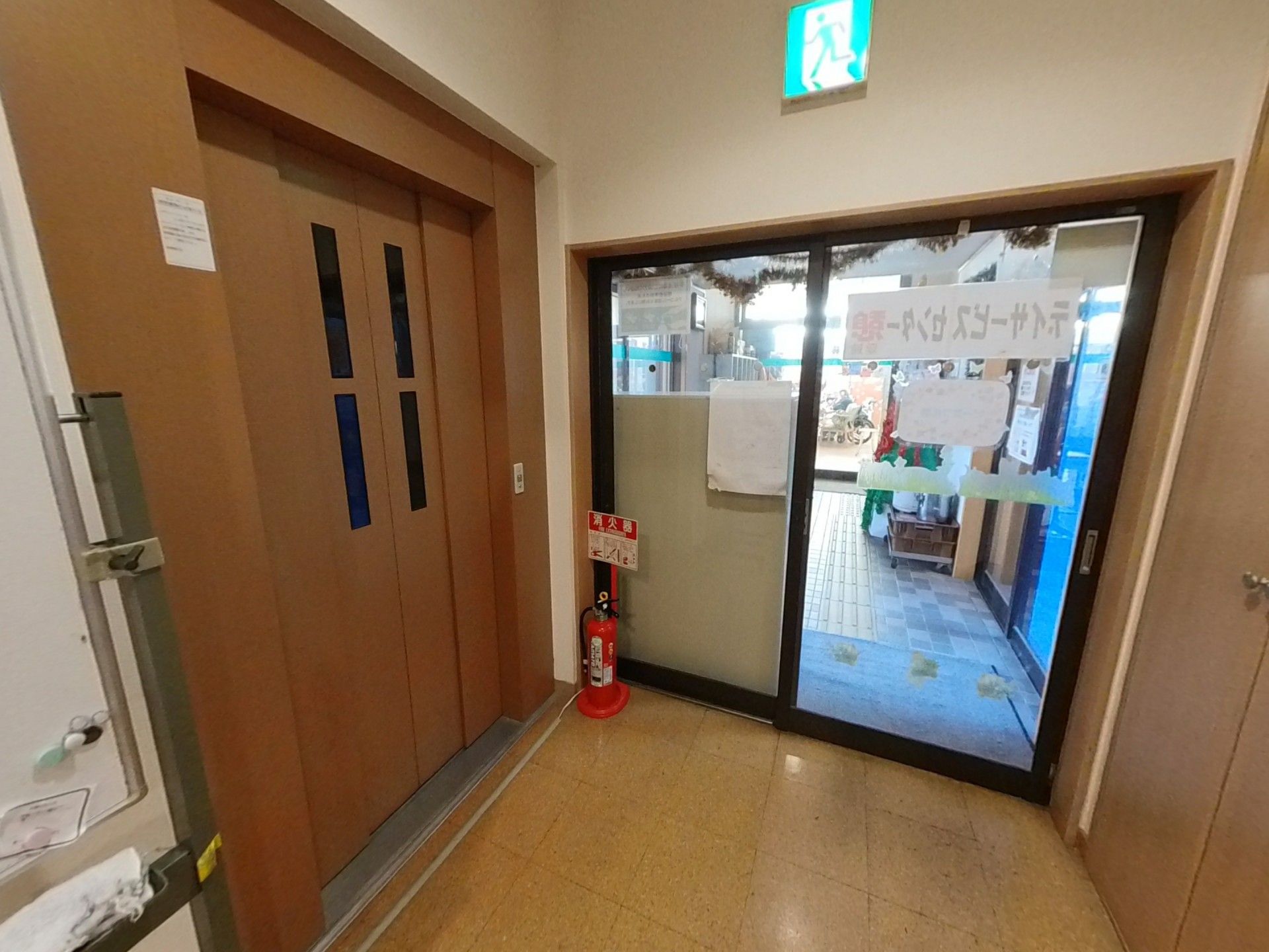 エレベーターと出入口