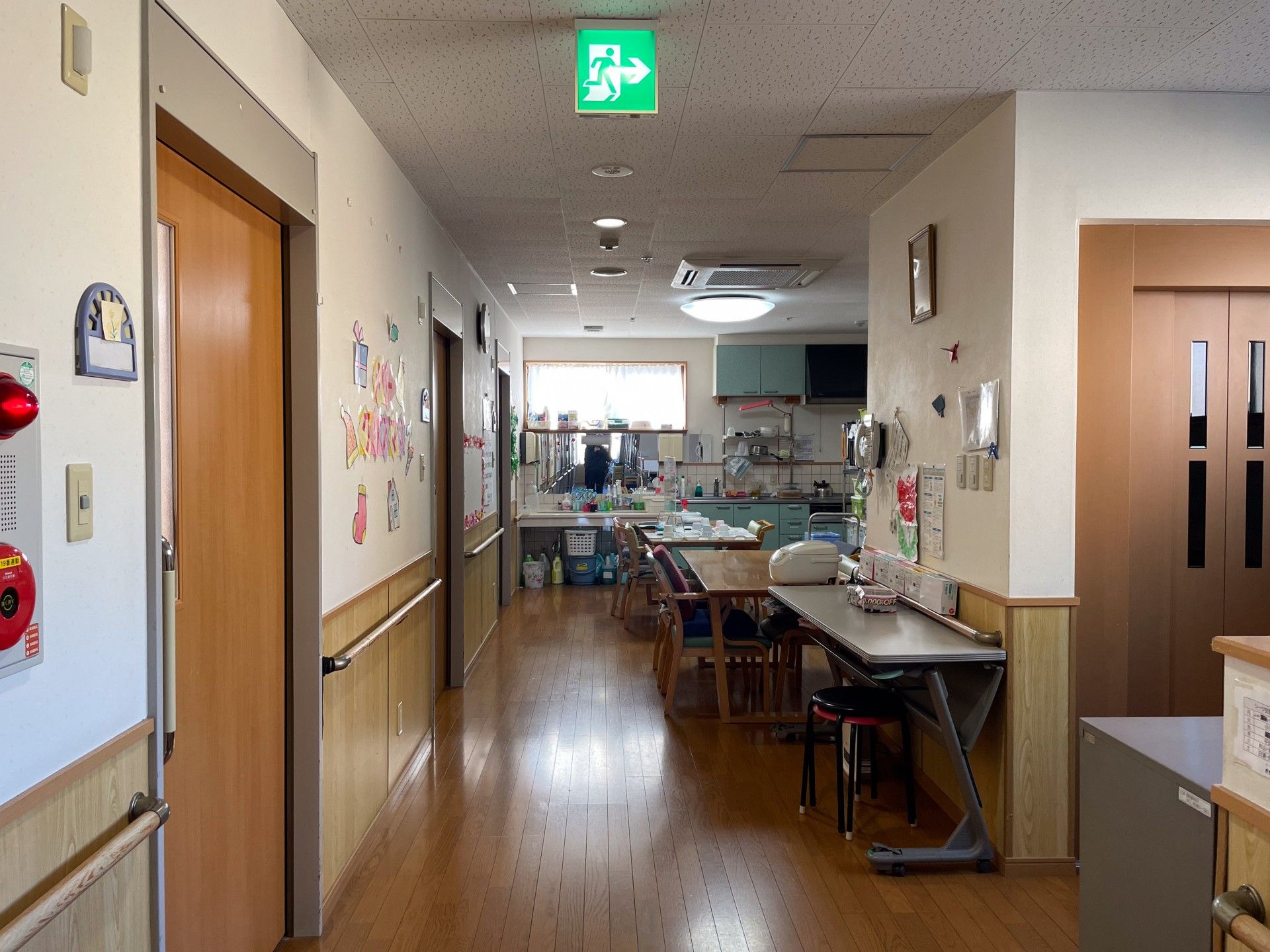 明るい廊下と食堂