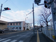 都市の交差点と周辺風景