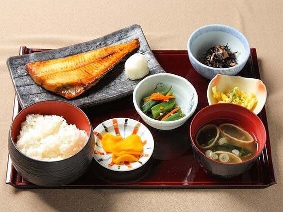 メインの魚の他おかず類が整ったメニュー例。施設内の食事の様子