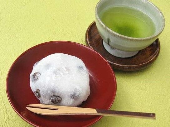 大福と日本茶を写した写真。施設内で用意されているおやつの写真