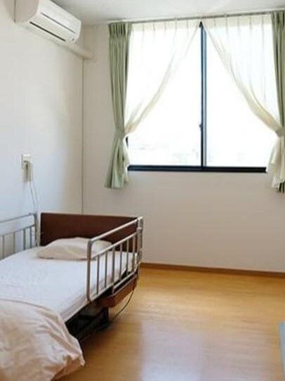 窓がついたワンルームタイプの部屋。緊急コールがついているベッド付近