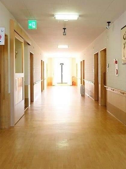 オールバリアフリー・手すり付きの廊下の様子。施設内の共有スペース