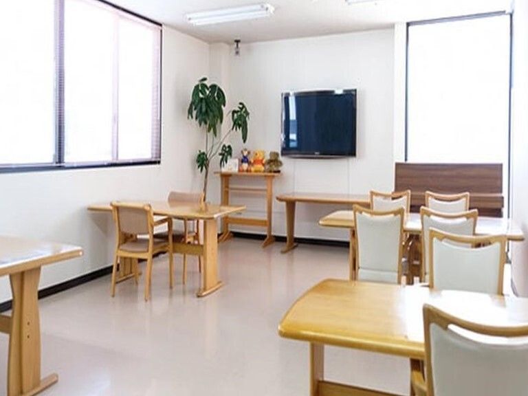 テレビやいす、テーブルなどが並べられている施設内のリビングスペース