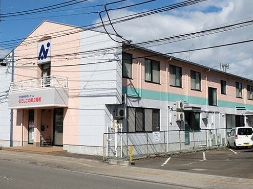 アイスカラーが印象的な外観の写真。なでしこの館の２号館