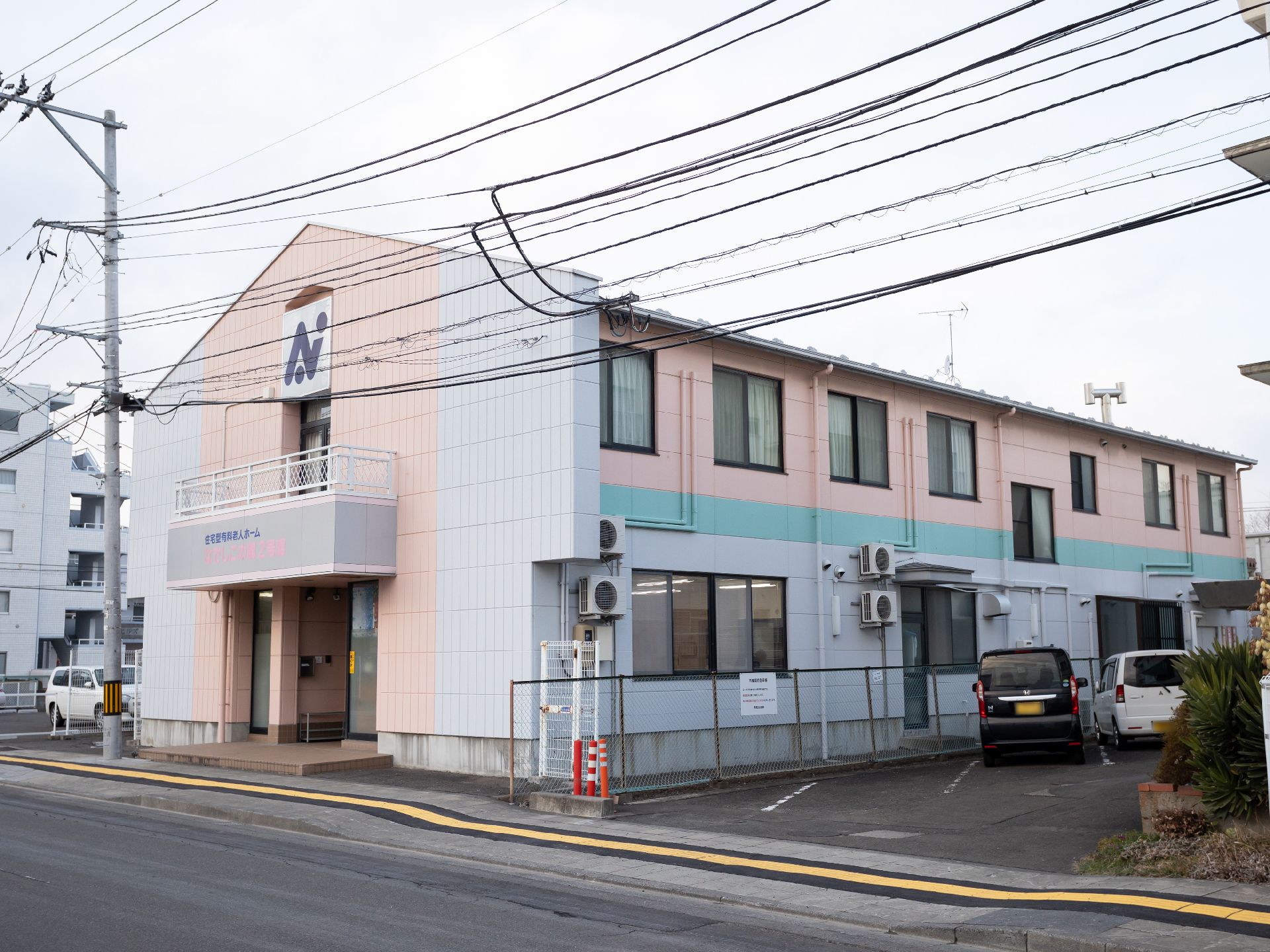 駐車場から撮影した介護施設の外観