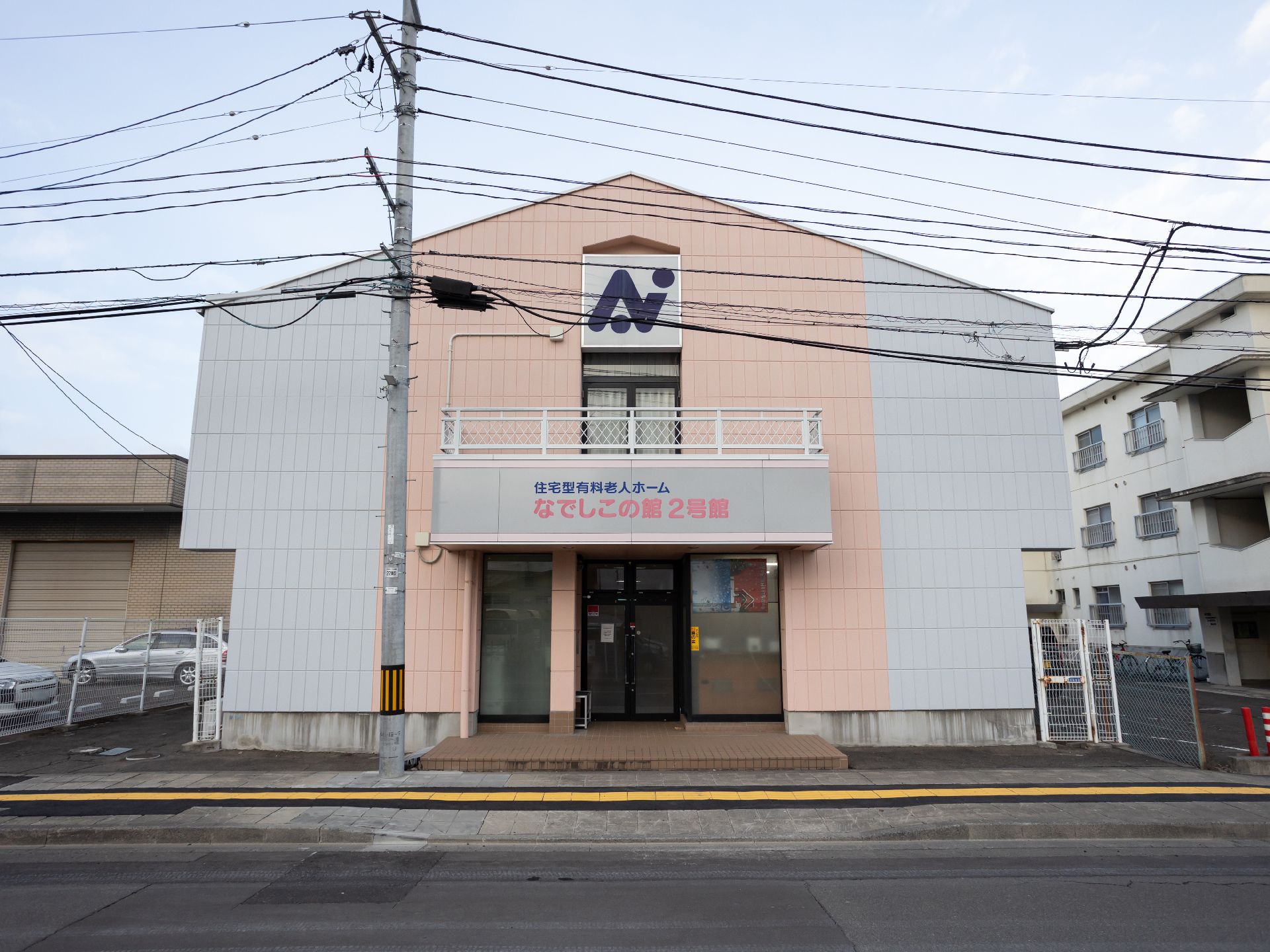 屋根・外壁ともに落ち着いた色合いで、高級住宅のような雰囲気がある外観