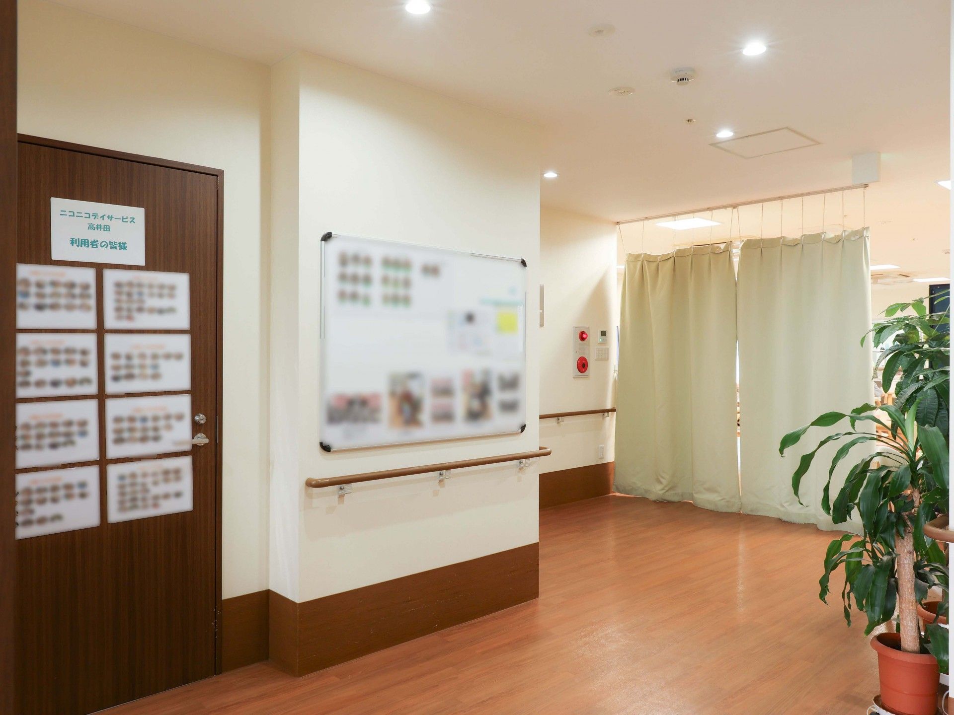 手すりと掲示板のある廊下