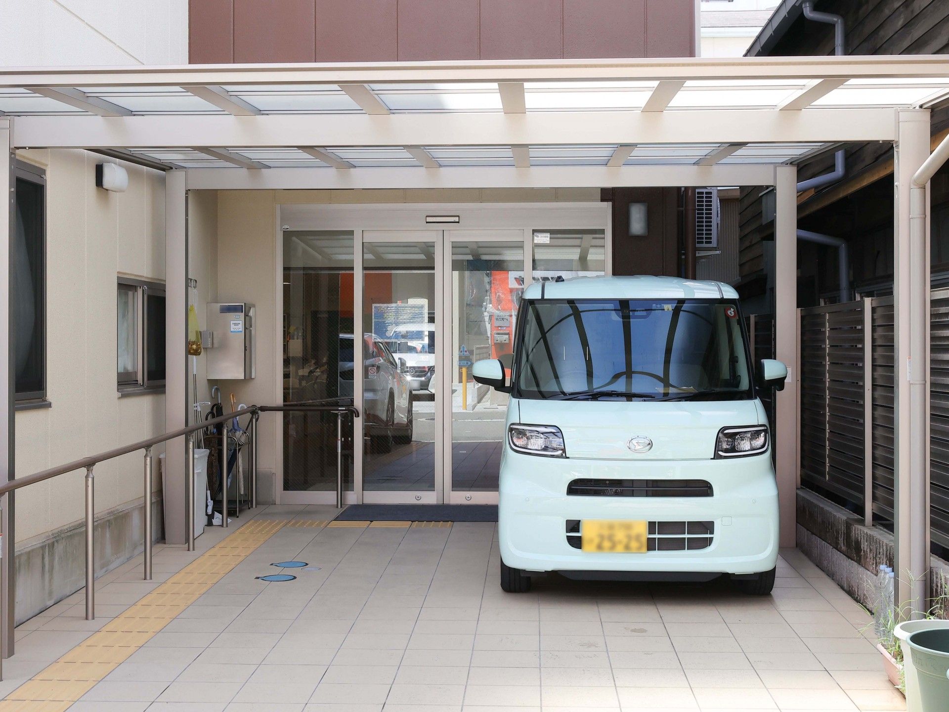 自動ドアの出入り口