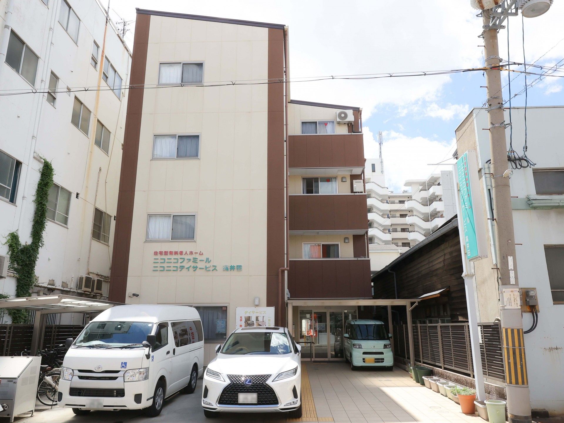 駐車スペースのある入口