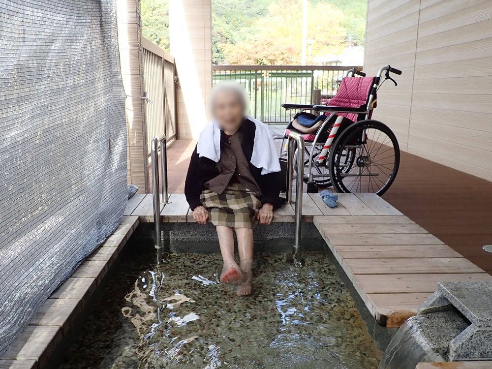 温泉を楽しむ利用者