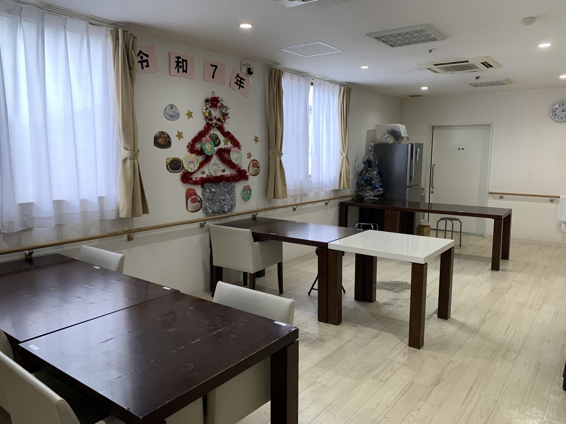 飾り付けがある明るい部屋