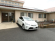 介護施設の入り口と駐車場