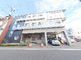 明るい住宅街の角地建物