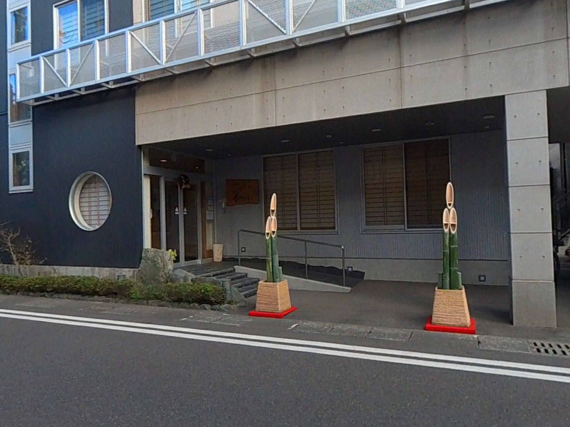 入居先の落ち着いたエントランス