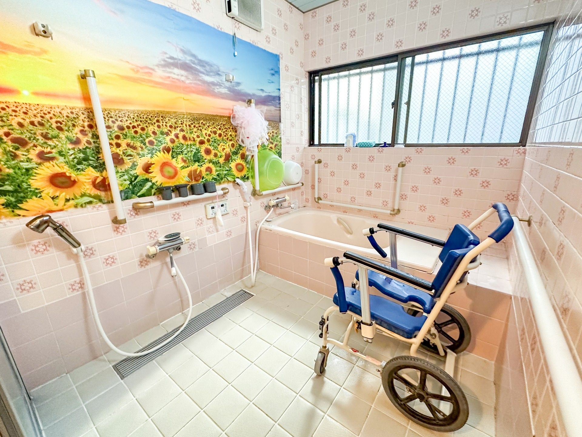 ひまわりの花があり、いろいろな形の入浴剤がある脱衣室