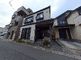 静かな住宅街の施設外観