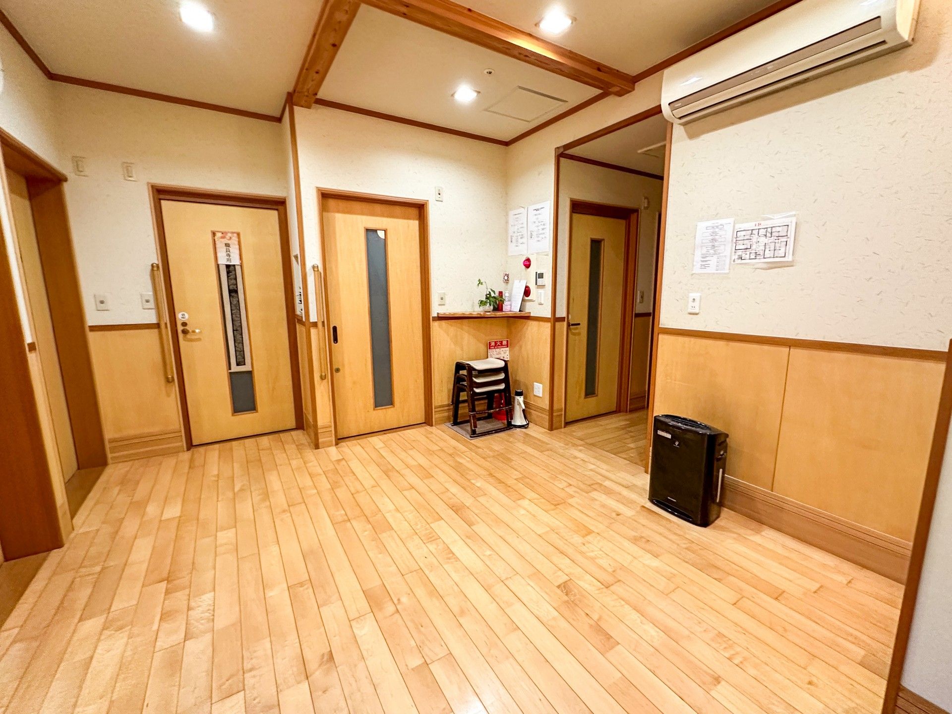 明るく広い廊下