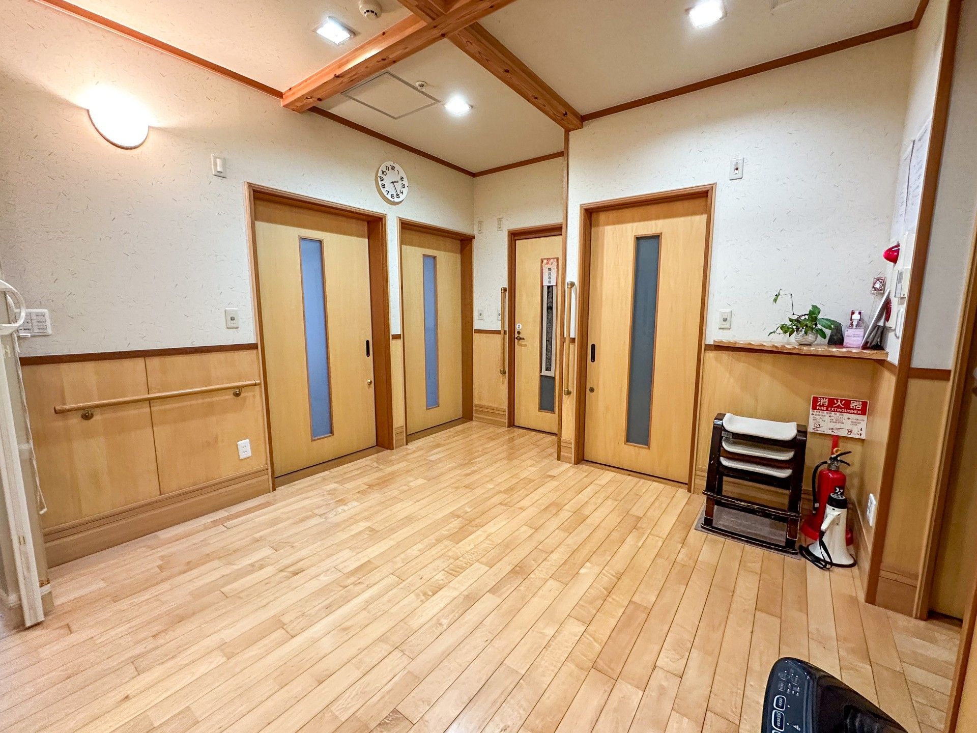温もりある木目の廊下
