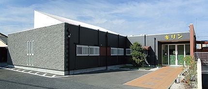 車椅子に乗った高齢女性と介助をする女性ヘルパー