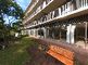 <br>
緑に囲まれた建物の外観
