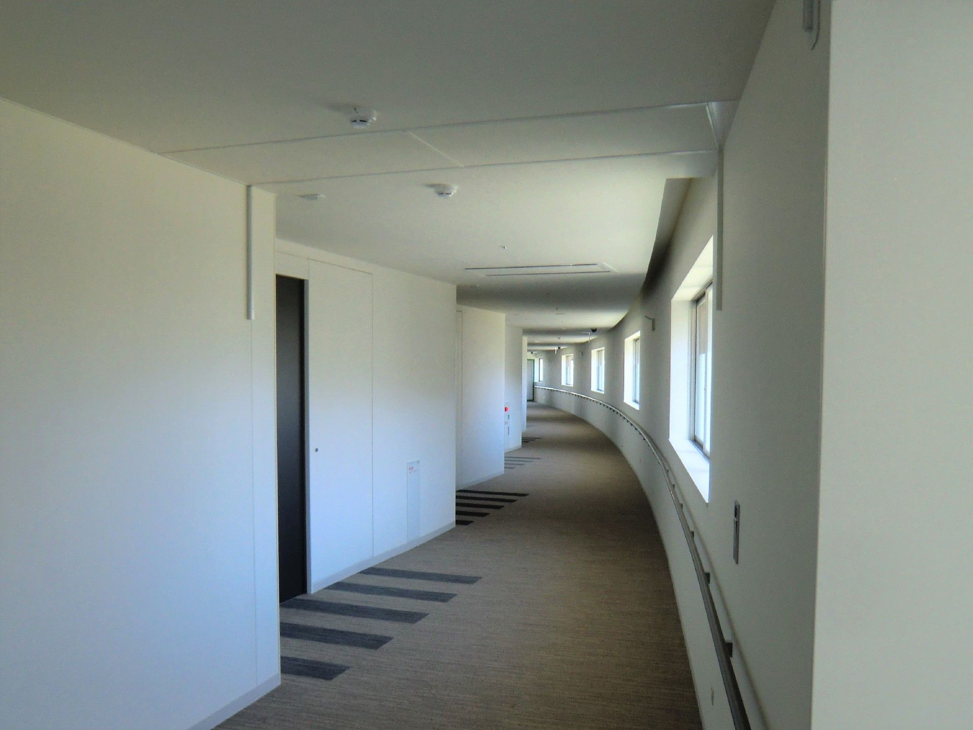 居室のドアの前にはストライプのラインが目印として書かれていて、お互いの居室のドア付近が見えないようなデザインとなっている。