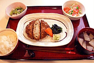メンチカツとサラダと和え物とご飯とスープのセット