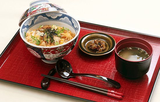 親子丼とわかめの味噌汁のセット