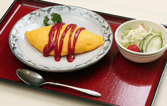 ケチャップをかけたオムライスとサラダのセット