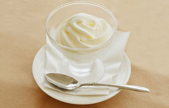 グラスに盛り付けたソフトクリーム