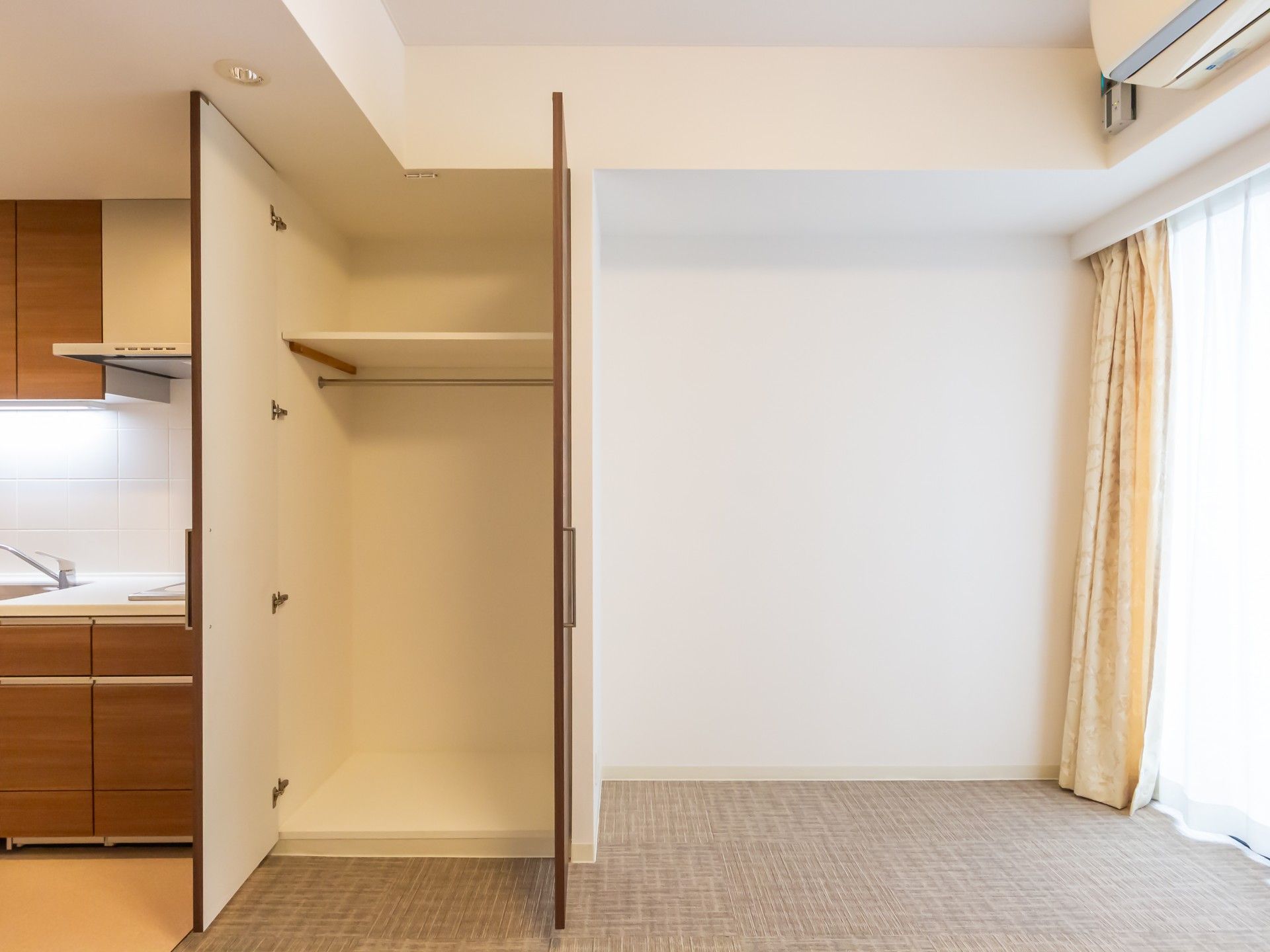 収納とキッチンの一角