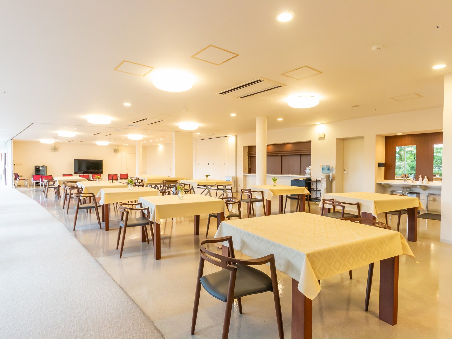 明るい食堂の様子