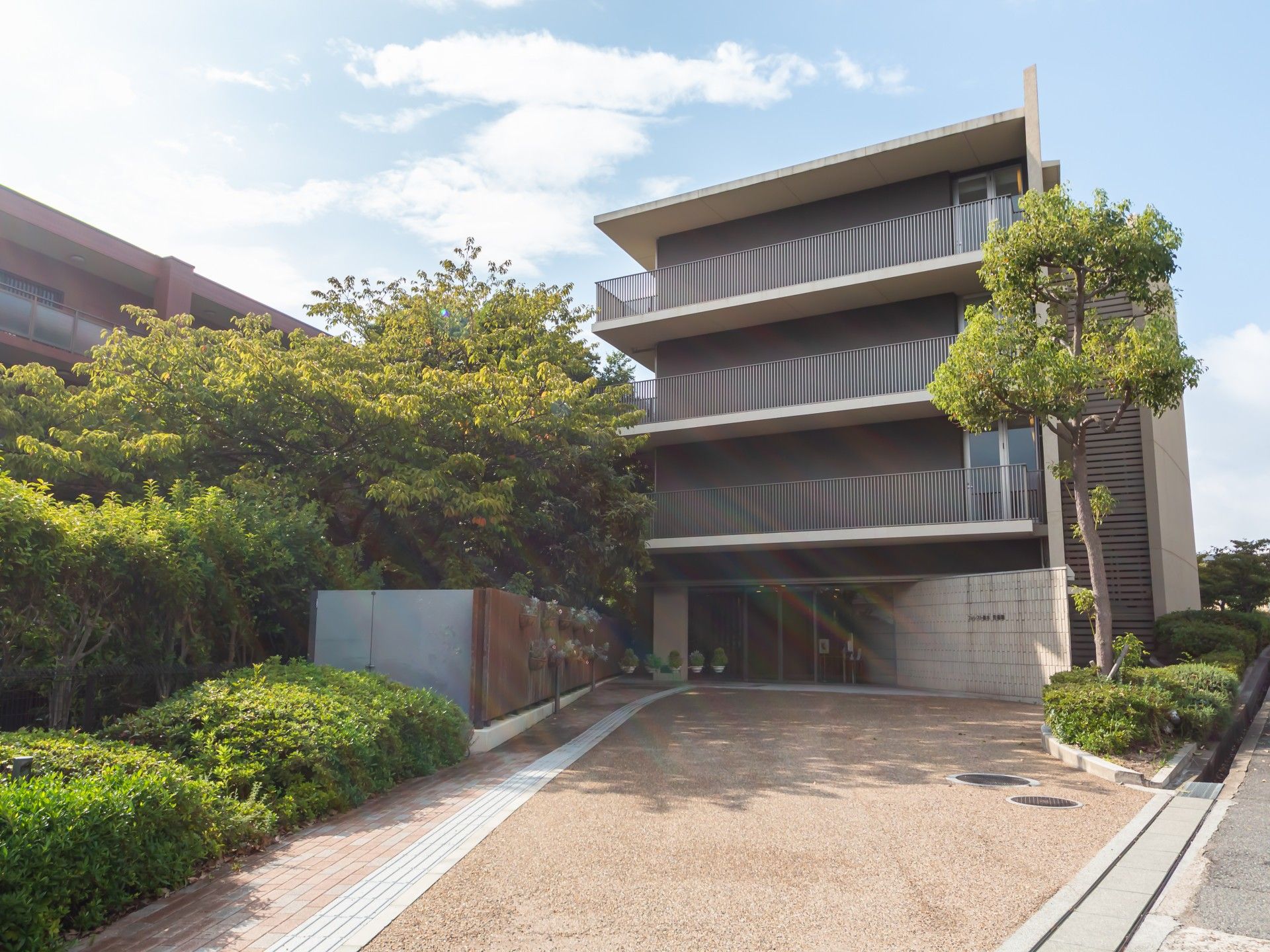 緑に囲まれた建物の外観