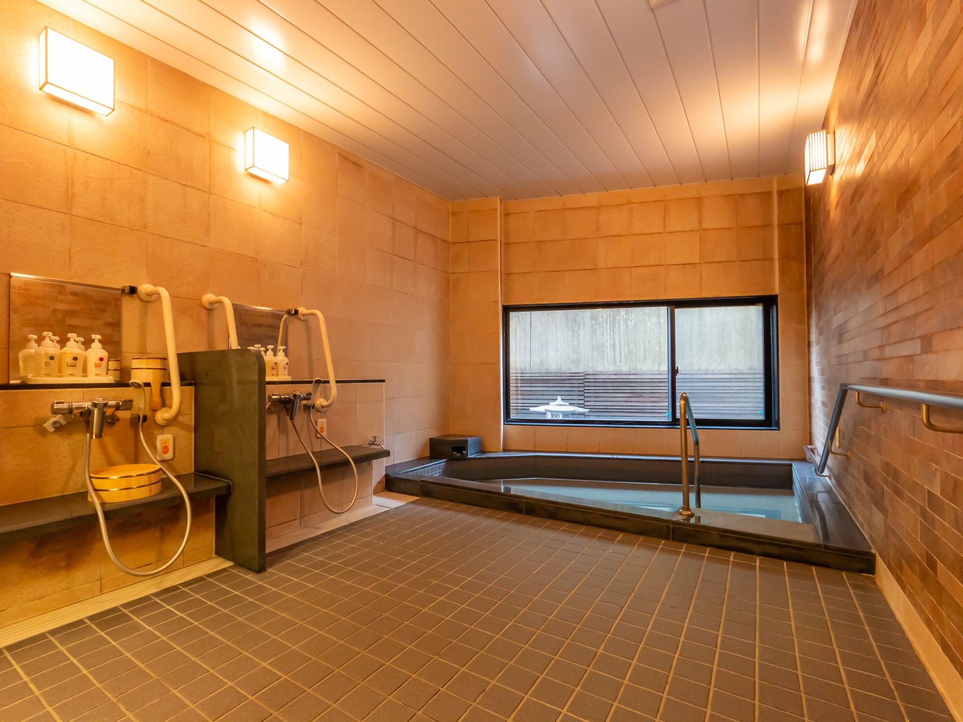 広々とした浴室